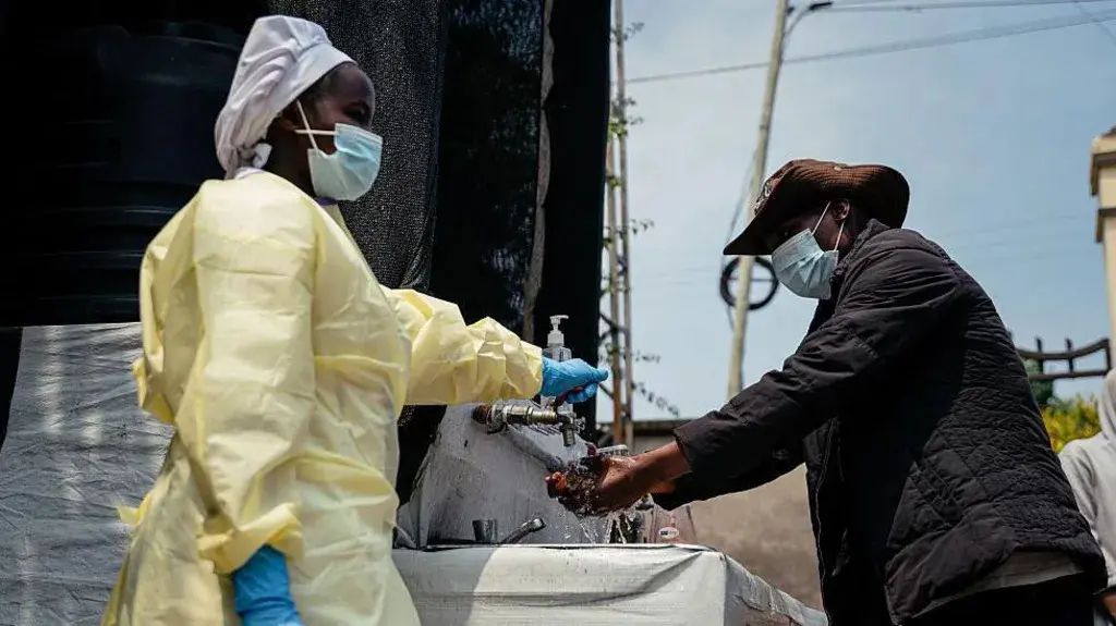 Oito mil casos de Ebola confirmados na RDC, com mais de 48% de letalidade, mostra que a doença tá fora de controle. A f…