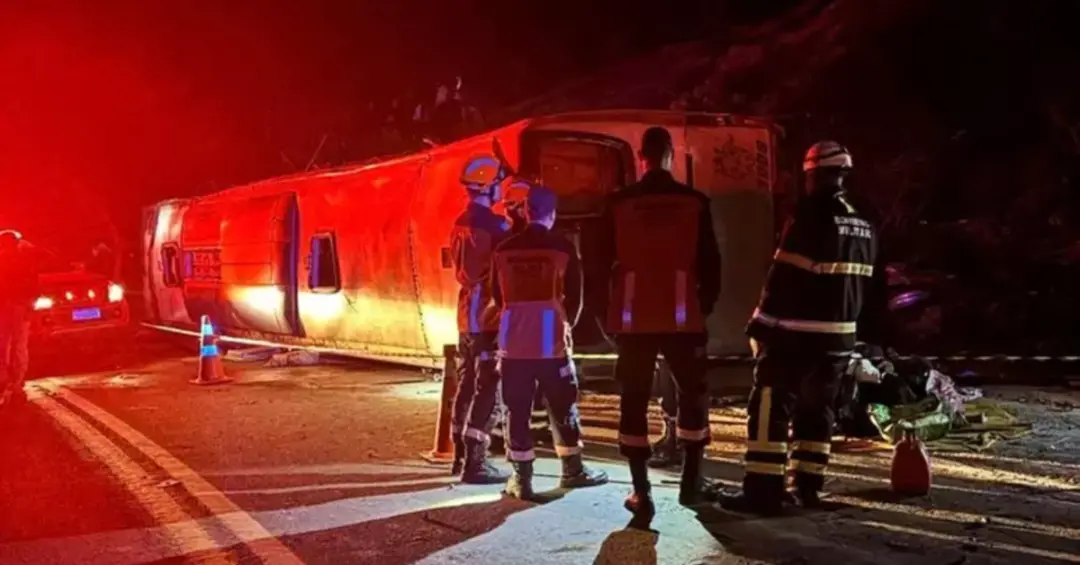 Três mortes e 44 feridos num tombamento de ônibus na BR-262, no Espírito Santo. Acidentes assim mostram a fragilidade d…