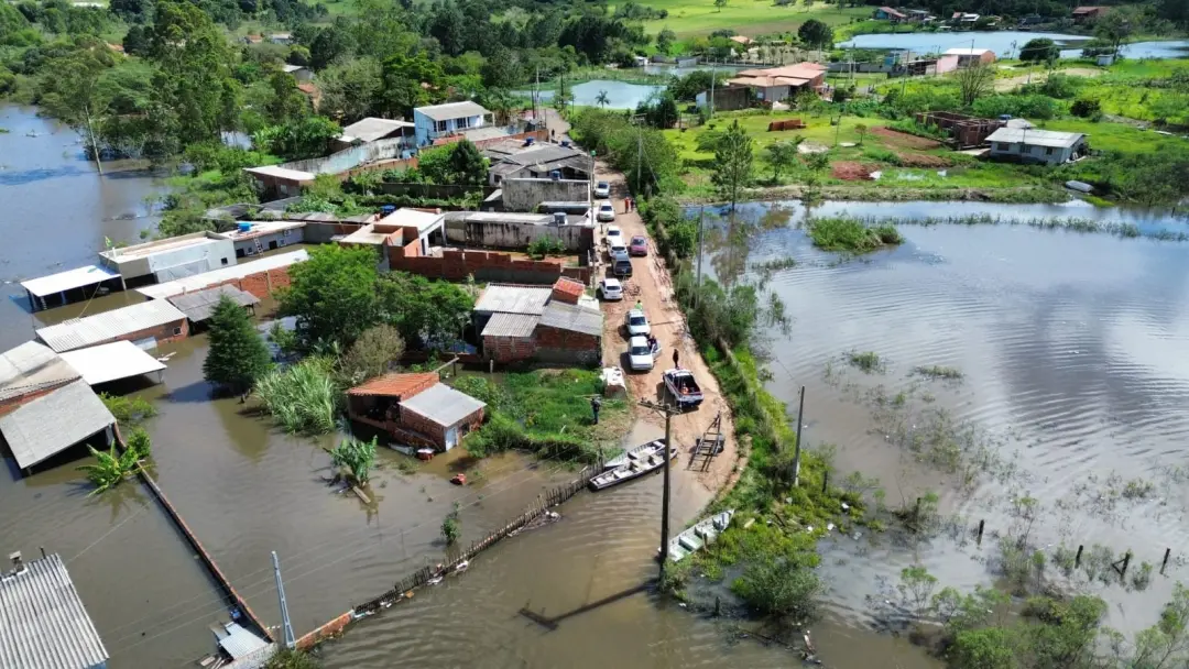 Mais de 378 casas foram afetadas pelo rio em Itapetininga, mesmo sem chuva nos últimos três dias, devido a onda de ench…