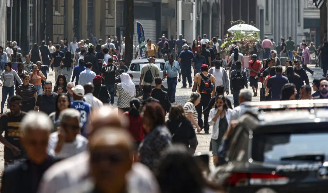 52% dos brasileiros apontam crime e violência como maior preocupação em setembro. Esse avanço mostra como o medo toca n…