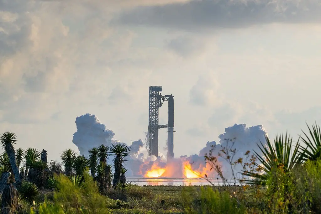 Starship alcançou a órbita em voo no Texas, liberando 26 satélites Starlink V3. Apesar de desligamento precoce de um mo…