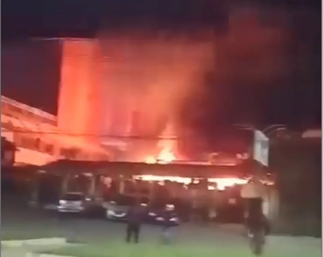 Floricultura em Barbacena pegou fogo na madrugada de segunda, consumindo o estabelecimento na avenida Governador Bias F…