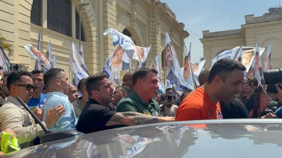 Flávio Bolsonaro e Tarcísio de Freitas levantaram imagem de Nossa Senhora em São Paulo, depois de fake news circularem …