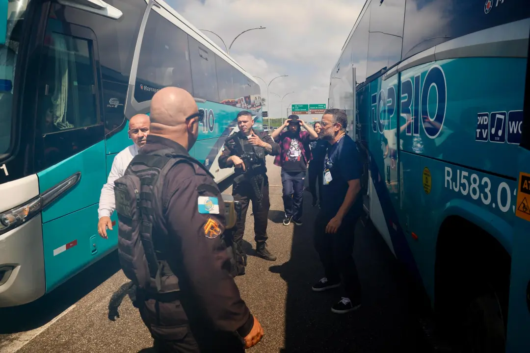 Ônibus de escola privada na Barra da Tijuca foi interceptado por oito criminosos na Linha Vermelha. O assalto parou ao …