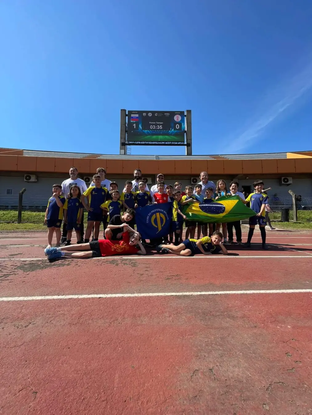 Dez anos de Desafio Internacional de Futebol em Rivera, Uruguai, reuniram mais de 200 pessoas entre atletas e educadore…