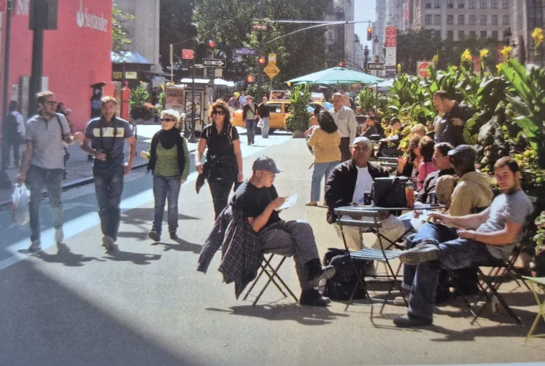 Jan Gehl, arquiteto dinamarquês, fala sobre como o modernismo e os carros expulsaram a vida dos lugares públicos nas ci…