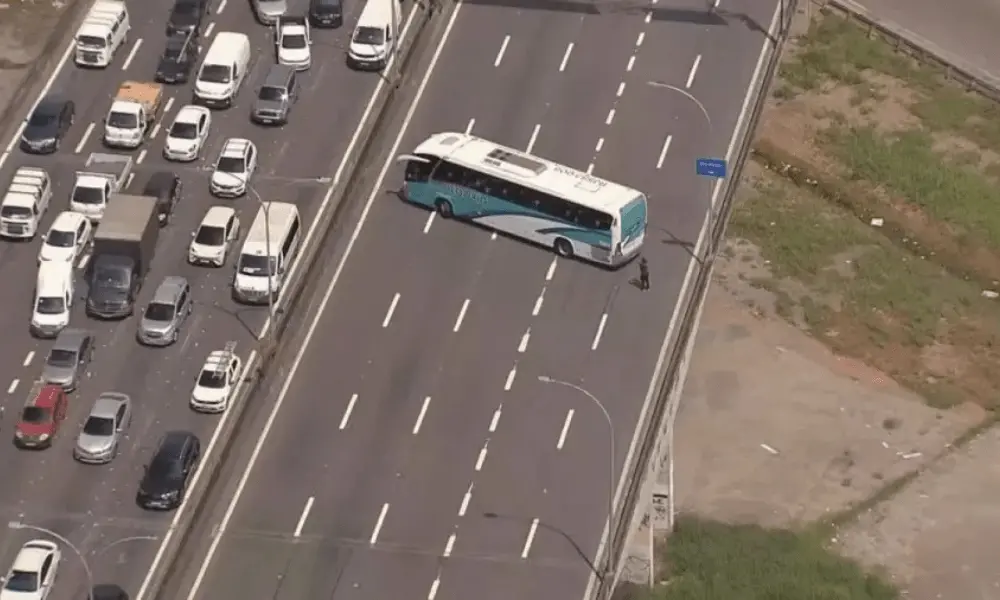 Dois ônibus escolares viraram barricada na Linha Vermelha, sentido Baixada Fluminense, após abordagem policial. É um de…