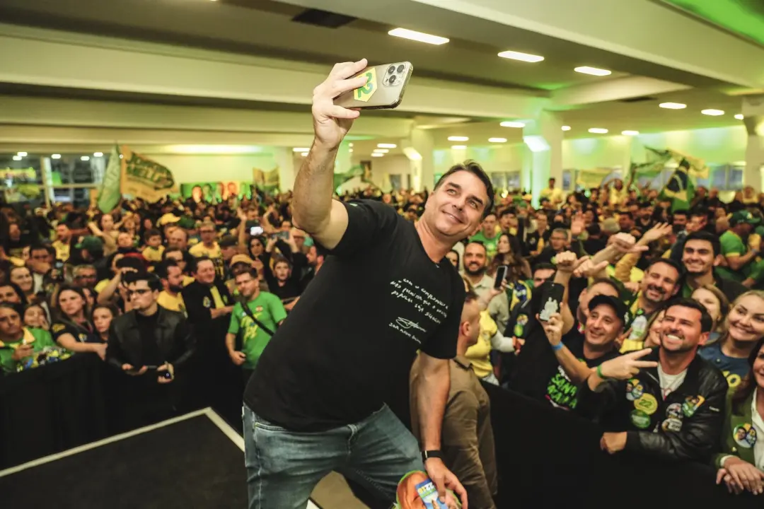 SOS Brasil, programa de Flávio Bolsonaro, pode chegar a 3 trilhões de reais para o endividamento familiar. Ele diz que …