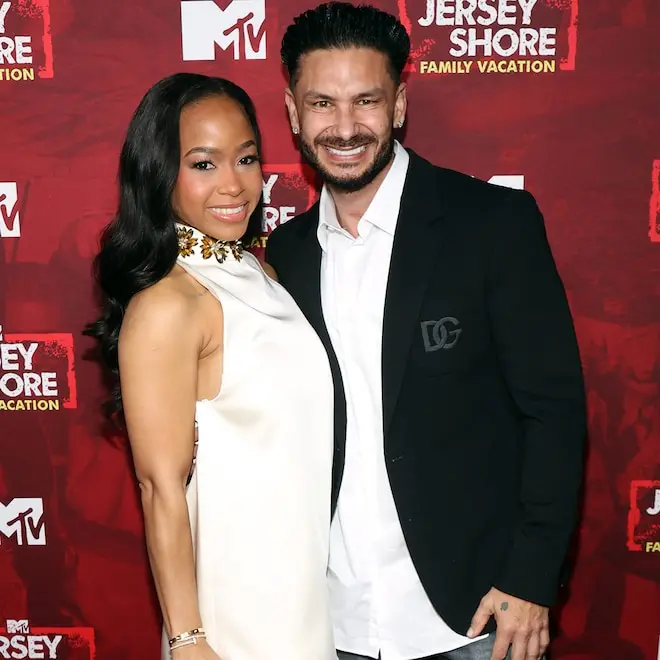 Pauly D, estrela do Jersey Shore, pediu Nikki Hall em casamento durante um set de DJ no OMNIA Dayclub. Acho que esses l…