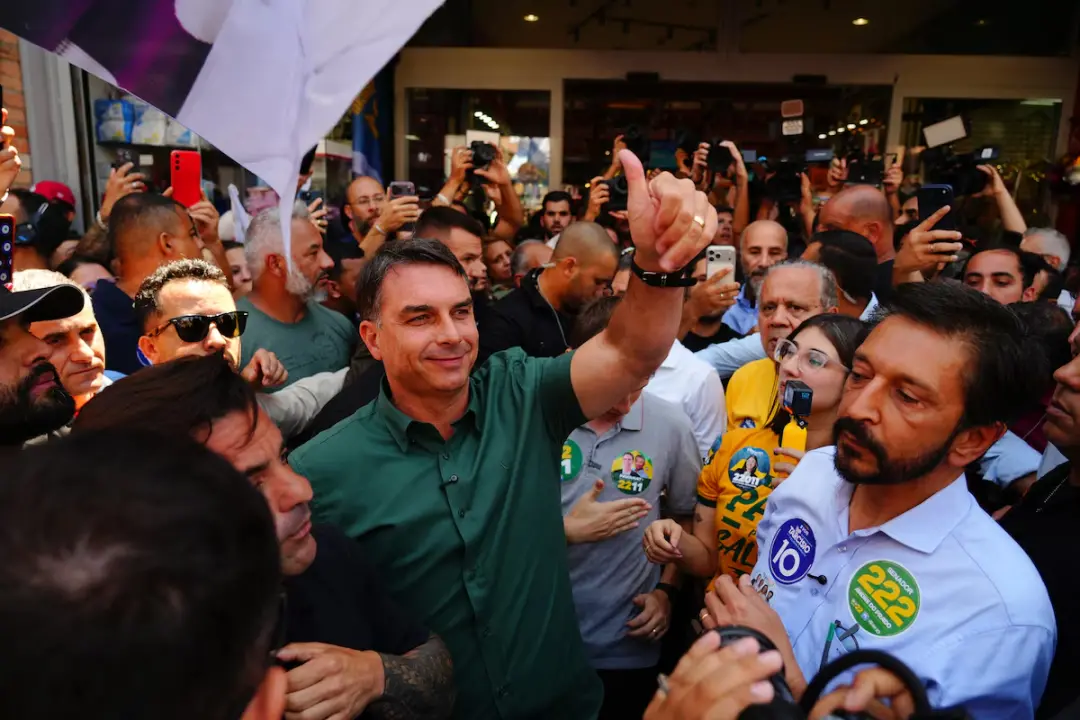 Flavio Bolsonaro chamou de maior fake news da campanha o boato de que apoiaria tirar Nossa Senhora Aparecida como padro…
