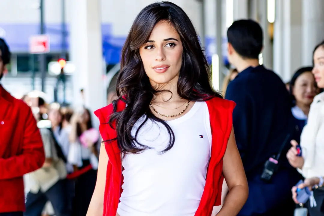 Camila Cabello viu uma diferença grande no cabelo usando aquela máscara, diz que ela penetra no fio ao invés de só hidr…