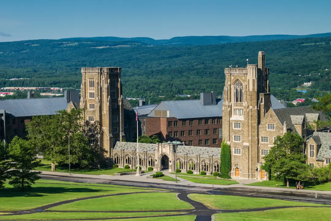 Cornell, em Nova York, viu uma estudante denunciar sete membros de uma fraternidade por agressões. A reabertura do caso…