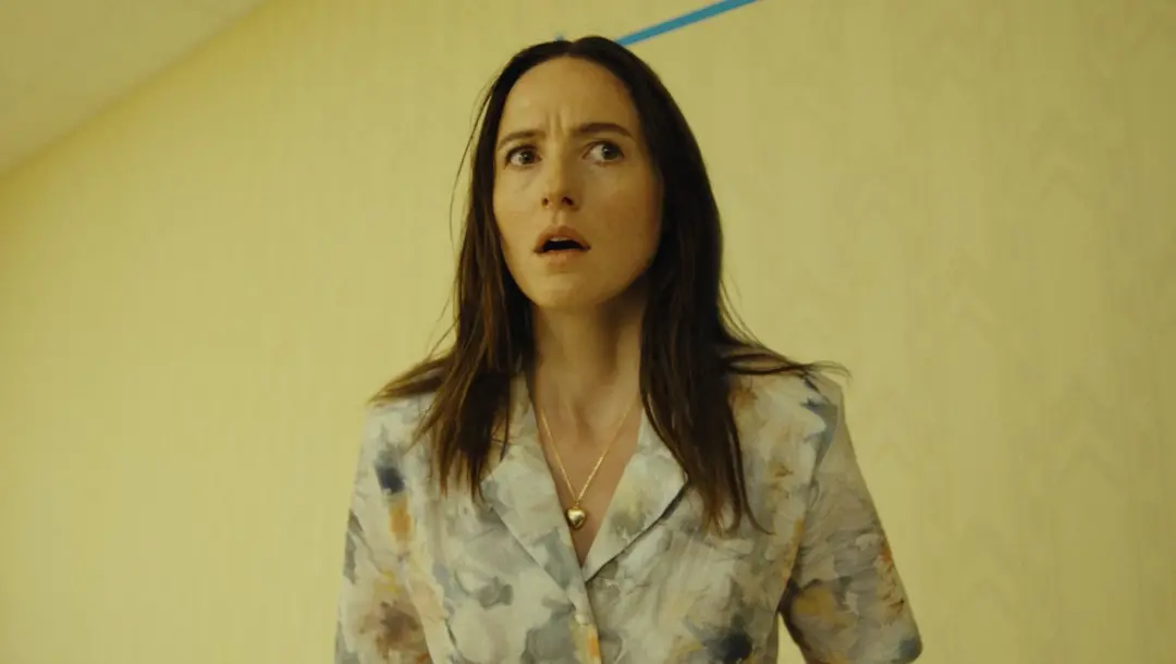 A24 vai produzir um filme sobre Backrooms e confirmou nomes como Renate Reinsve e Chiwetel Ejiofor. É um cenário de cor…