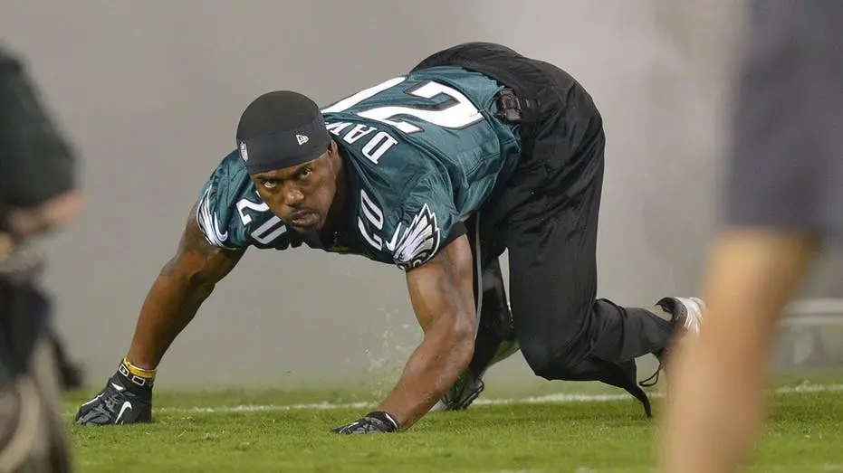 Departamento de Segurança Interna postou um vídeo de hype com Brian Dawkins sobre a caravana de migrantes na fronteira …