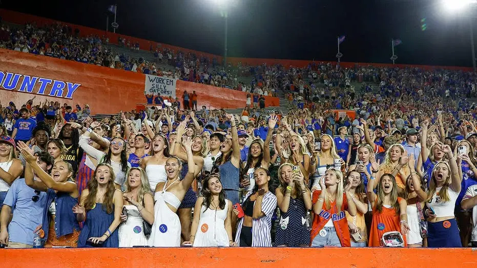 Florida Gators levou Ole Miss para uma derrota no Swamp, e uma torcedora foi filmada no quarto quarto de um jogo de 10 …