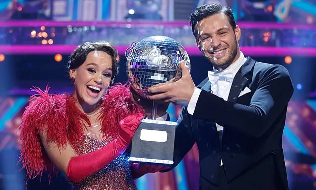 Ellie Leach fala sobre a nova fase do Strictly, com Emma Willis, Josh Widdicombe e Johannes Radebe nos apresentando. Es…