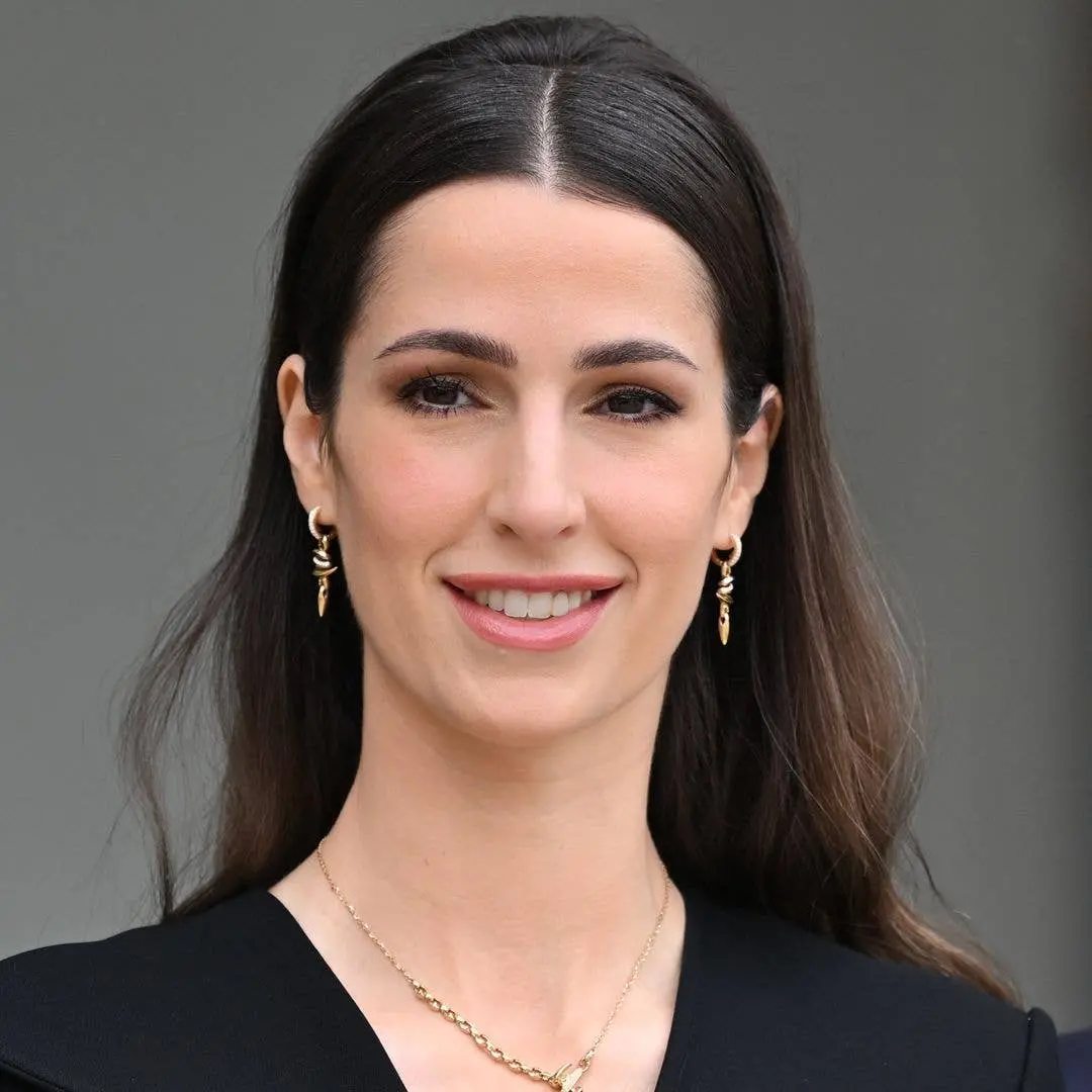 Princesa Rajwa de Jordânia, ao lado da filha Princesa Iman, foi vista usando calças jeans flare no reencontro real. Ach…