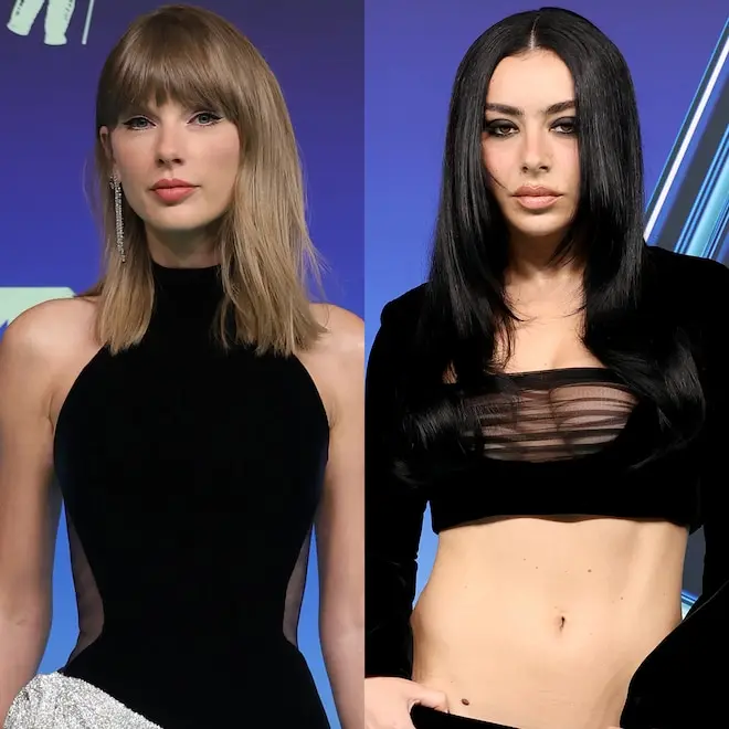 Charli XCX parecendo desinteressada assistindo Taylor Swift no VMAs 2026. Acho que a energia entre elas tá tensa, porqu…