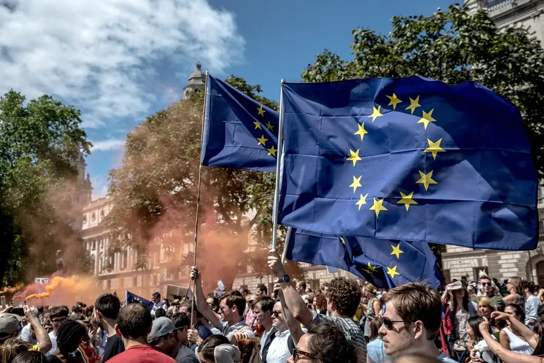 Países da União Europeia aprovaram cinco projetos pan-europeus de defesa, com orçamento de 325 milhões de euros. É um m…