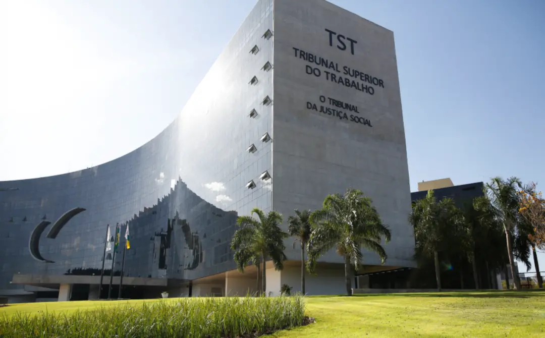 37% das ações de assédio eleitoral no trabalho citam o WhatsApp, segundo análise de processos trabalhistas. É um dado q…