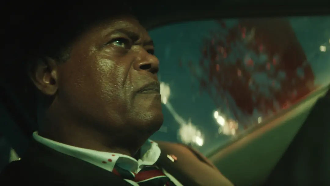 Samuel L Jackson no clipe Beast, dirigindo a limusine do presidente para salvar um agente ferido. Essa cena de adrenali…