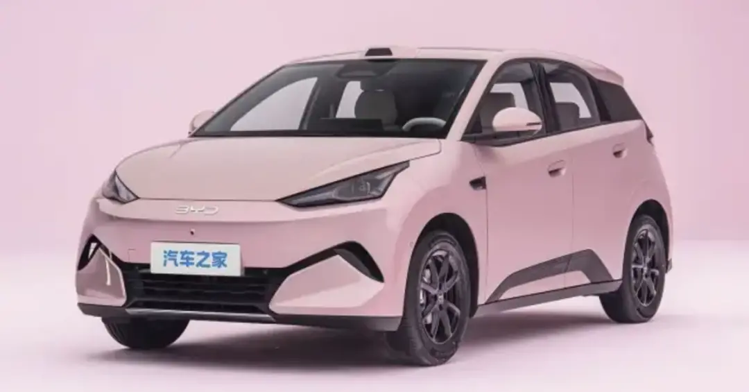 Novo BYD Dolphin Mini com motor traseiro de 129 cv e suspensão multilink. Essa troca na mecânica e a criação do porta-m…