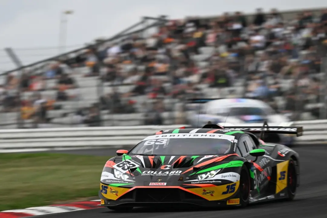 Collard ficou devastado após o spin na final do British GT Brands Hatch 2026, perdendo o título para Alex Martin e Jarr…