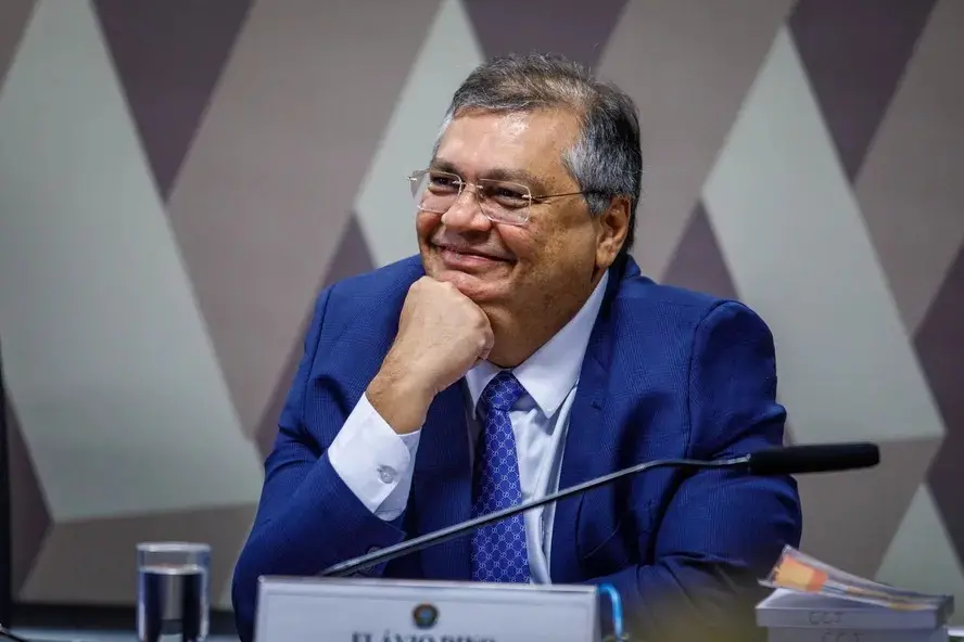 Flávio Bolsonaro recorreu ao STF contra a decisão de Dino sobre publicação de Antonio Tabet. A defesa quer suspender a …