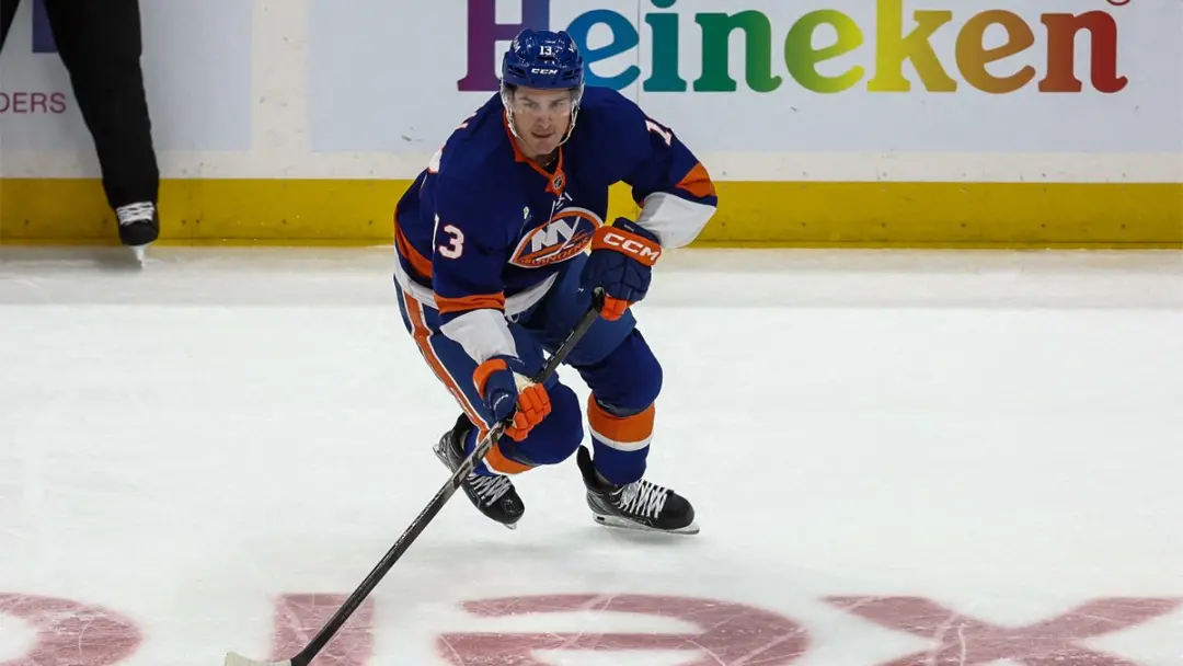 Mathew Barzal, jogador do New York Islanders, pode entrar no jogo de abertura da temporada 2026-27 contra Toronto Maple…