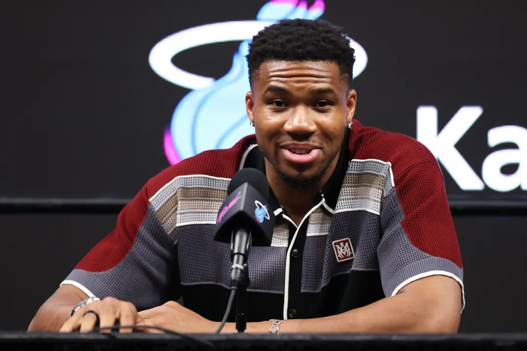 Giannis Antetokounmpo disse que se os iguanas continuarem chegando na mansão de Pinecrest, ele vai mudar para um aparta…