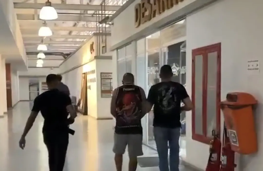 Em Jacarepaguá, um homem foi preso por cobrar mais de 100 mil reais de comerciantes prometendo parar falsas investigaçõ…