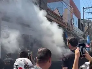 Carro de som pegou fogo no centro de São Paulo durante evento com Flávio e Tarcísio. Esse tipo de descuido em eventos g…
