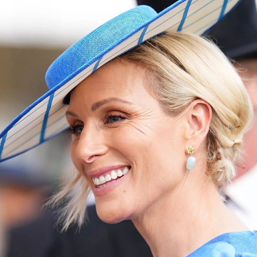 Zara Tindall apareceu no Laver Cup vestindo um terno azul elegante com tênis. Essa mistura de alfaiataria e conforto mo…