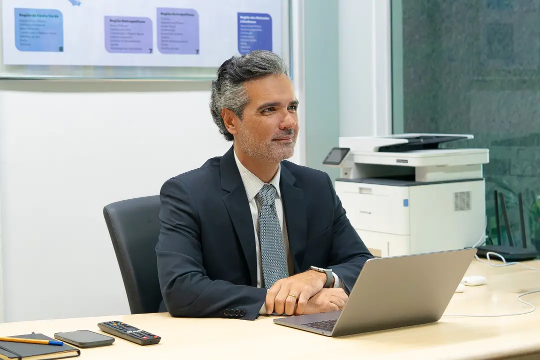 Roberto Gomides corre contra o tempo para implementar planos de desenvolvimento econômico no Rio, anunciando iniciativa…