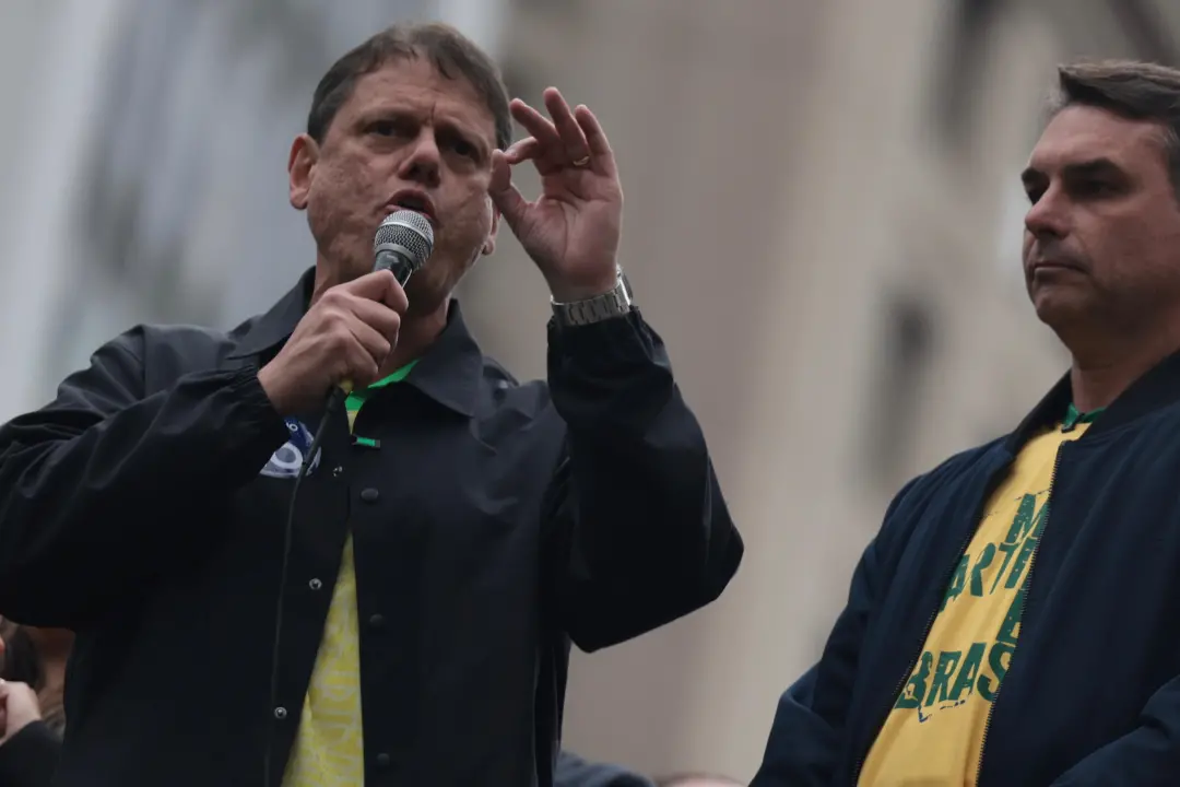 Carro de som soltou fumaça no Brás antes da agenda de Flávio Bolsonaro e Tarcísio em São Paulo. O veículo foi retirado …
