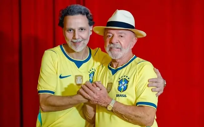 Marco Aurélio de Carvalho, coordenador da campanha de Lula, rejeitou debate com Flávio Bolsonaro na TV Globo. Ele viu p…