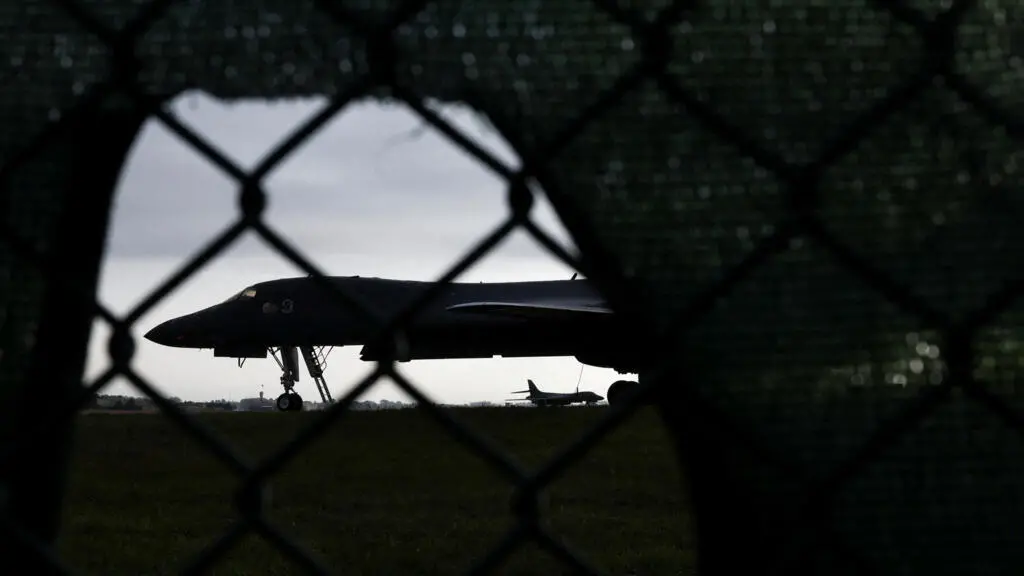 Cinco homens presos por possível plano de bomba perto de uma base aérea nos Estados Unidos serão soltos em liberdade pr…