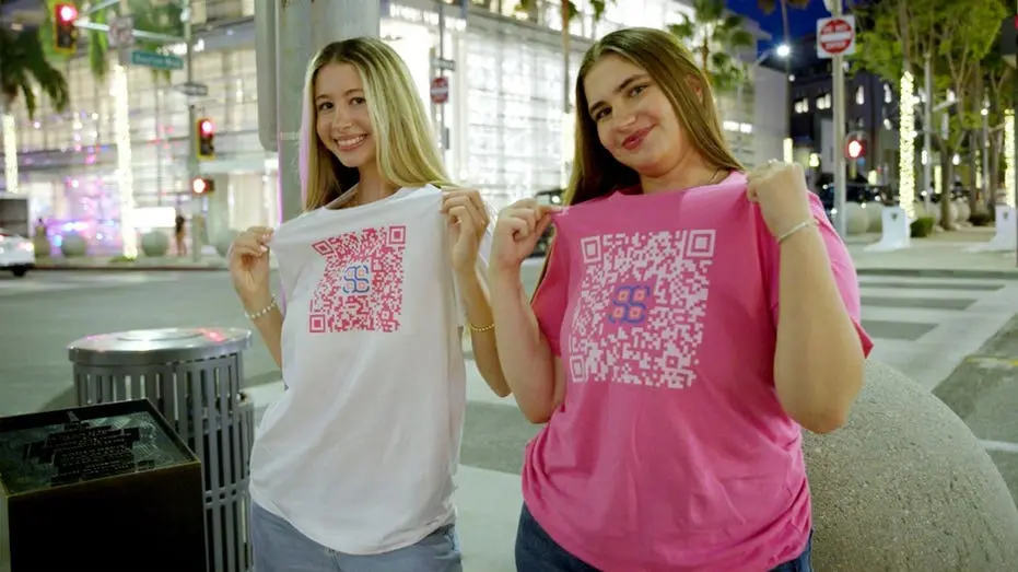 Uma camiseta pode virar um perfil digital com a tecnologia ShareAScan usando QR code. Isso transforma roupa em disposit…
