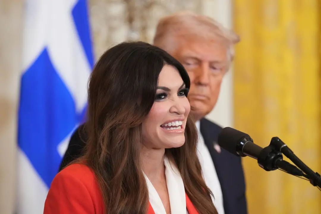 Kimberly Guilfoyle, ligada ao entorno de Donald Trump, afirmou que Washington poderia derrubar governos em Atenas, em m…