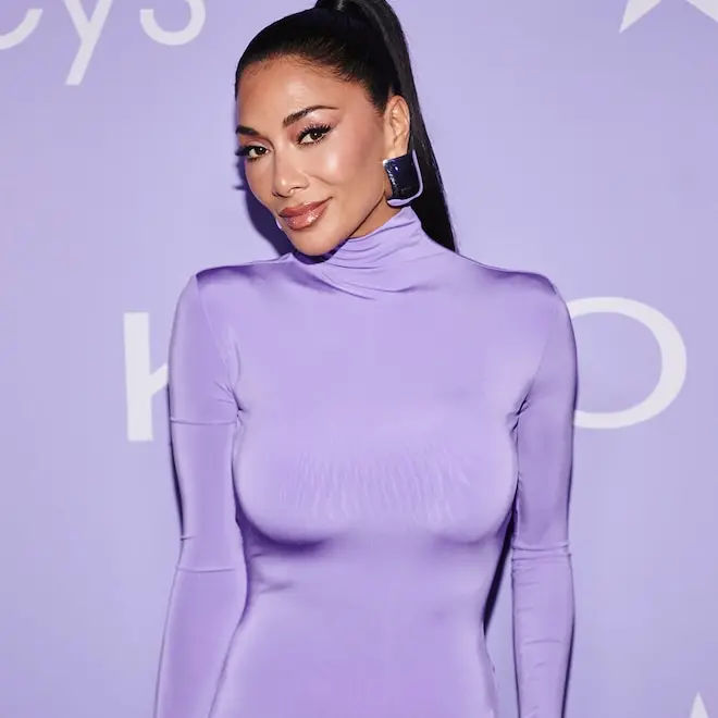 Nicole Scherzinger queimou a perna com água fervente antes de um show. É muito chato ver um artista se machucar assim p…