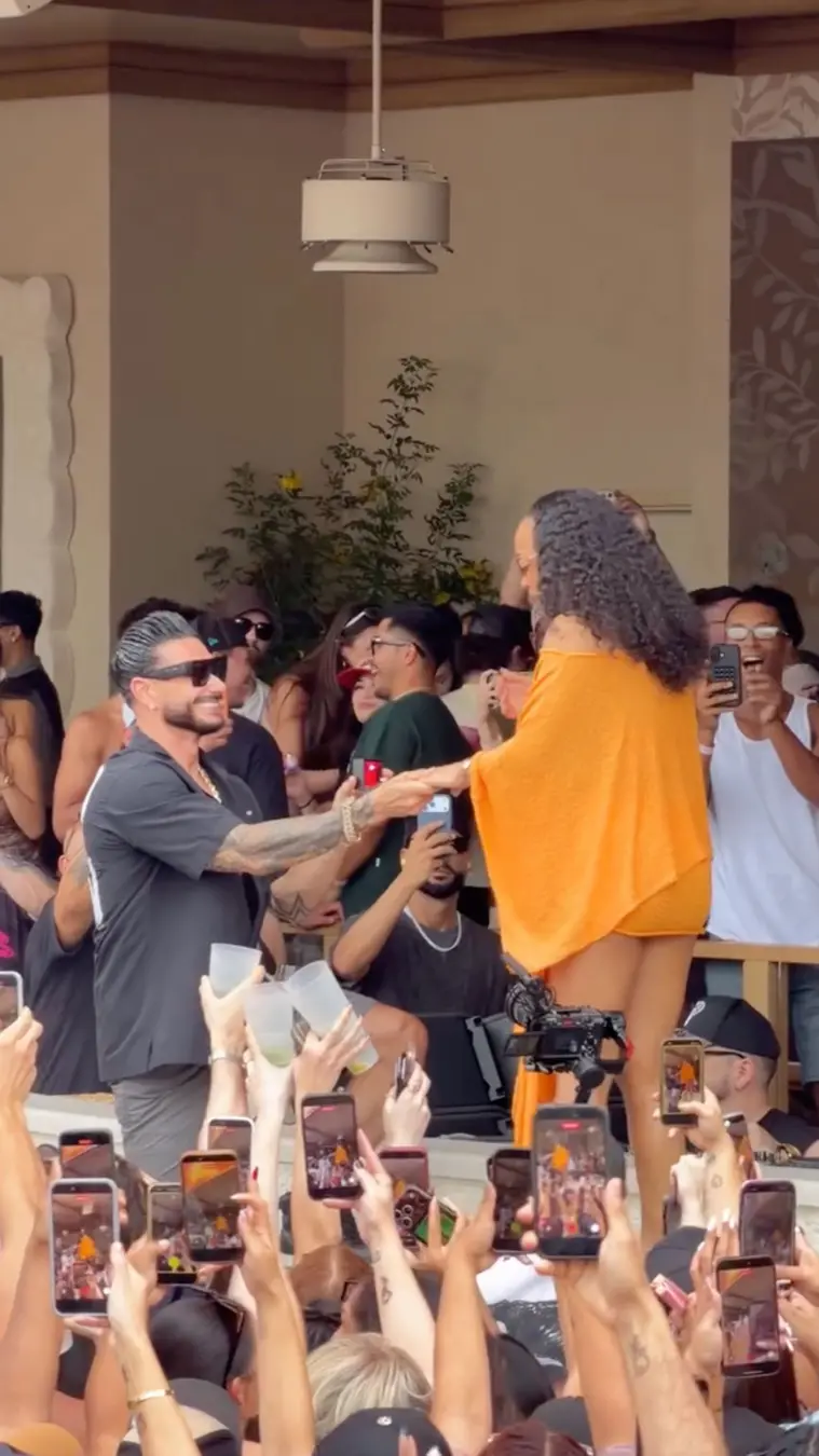 Paul DJ Pauly D se casou com Nikki Hall, a namorada dele, depois de seis anos juntos desde que se conheceram na serie M…