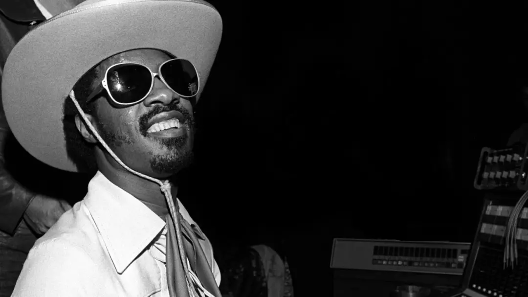 Stevie Wonder lançou quatro faixas inéditas do disco em estúdio em 1976. O material, que estava guardado, mostra a qual…