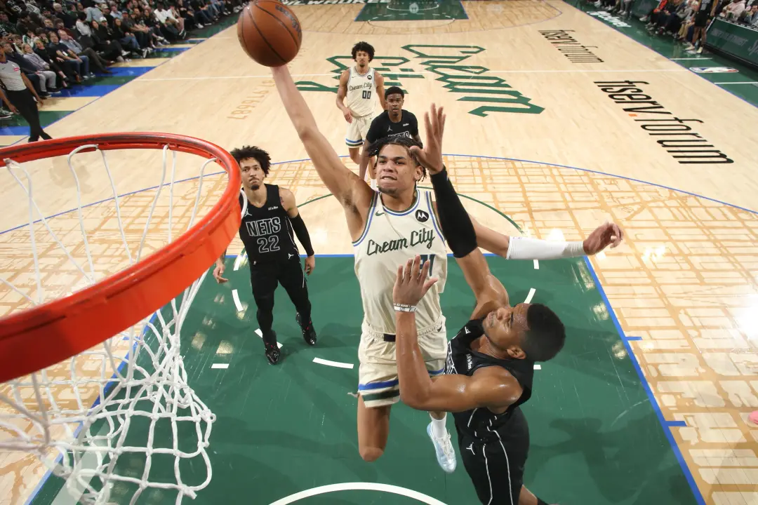 Ousmane Dieng, jogador do Milwaukee Bucks, tá com média de 11.0 pontos, 4.6 rebotes e 3.6 assistências jogando com o ti…