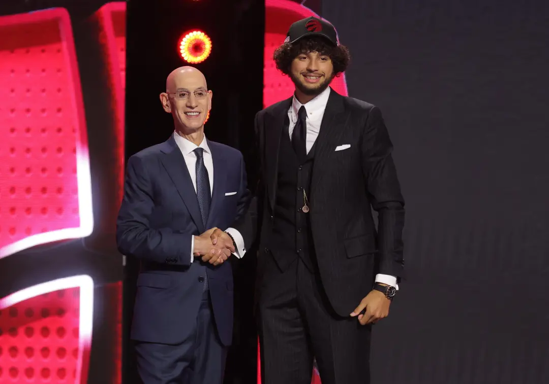 Allen Graves, selecionado em 19º lugar pelos Raptors no Draft da NBA de 2026, traz um perfil interessante com tamanho, …