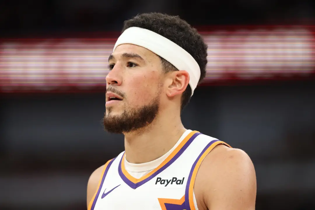 Devin Booker, meia-armador do Phoenix Suns, continua sendo o motor ofensivo do time. Ele já tem oito temporadas seguida…