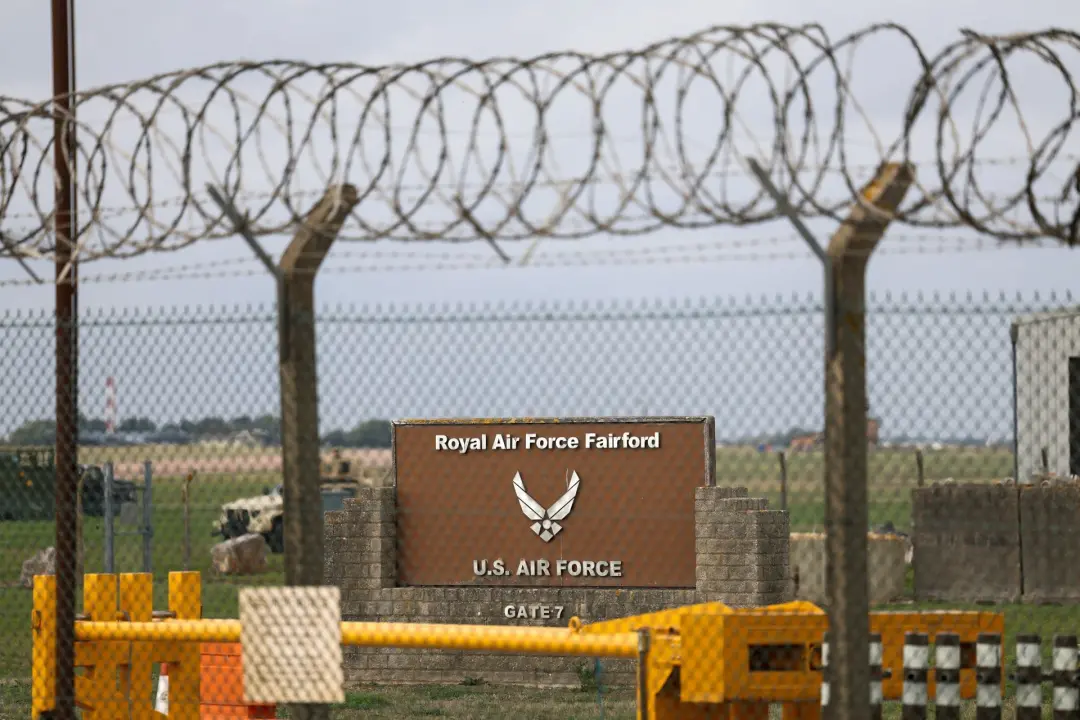 Três vans brancas bloqueando estrada perto da base aérea RAF Fairford no Reino Unido. Uma fazendeira viu homens encapuz…