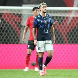 Arrascaeta sofre lesão no punho durante amistoso no Uruguai. É chato ver atleta grande assim parado, porque isso afeta …