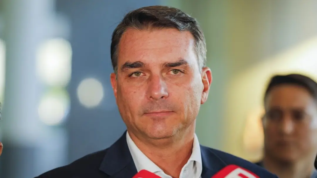 Flávio Bolsonaro pediu ao ministro Fux para anular a decisão de Flávio Dino que reverteu ordem de André Mendonça sobre …