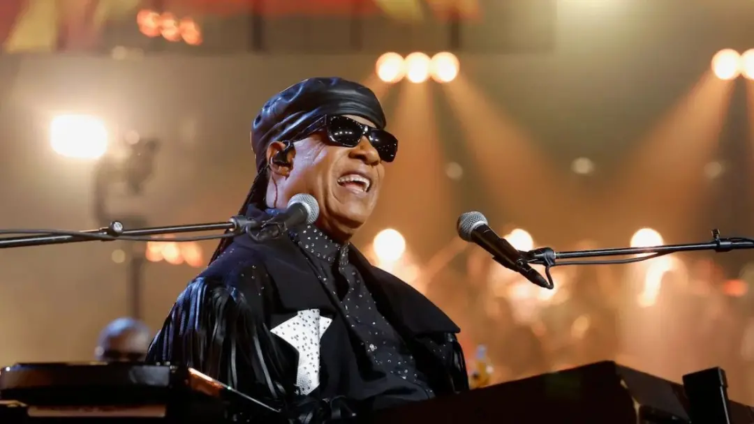 Stevie Wonder celebrou 50 anos do Songs in the Key of Life com quatro faixas inéditas dos ensaios originais. Um present…