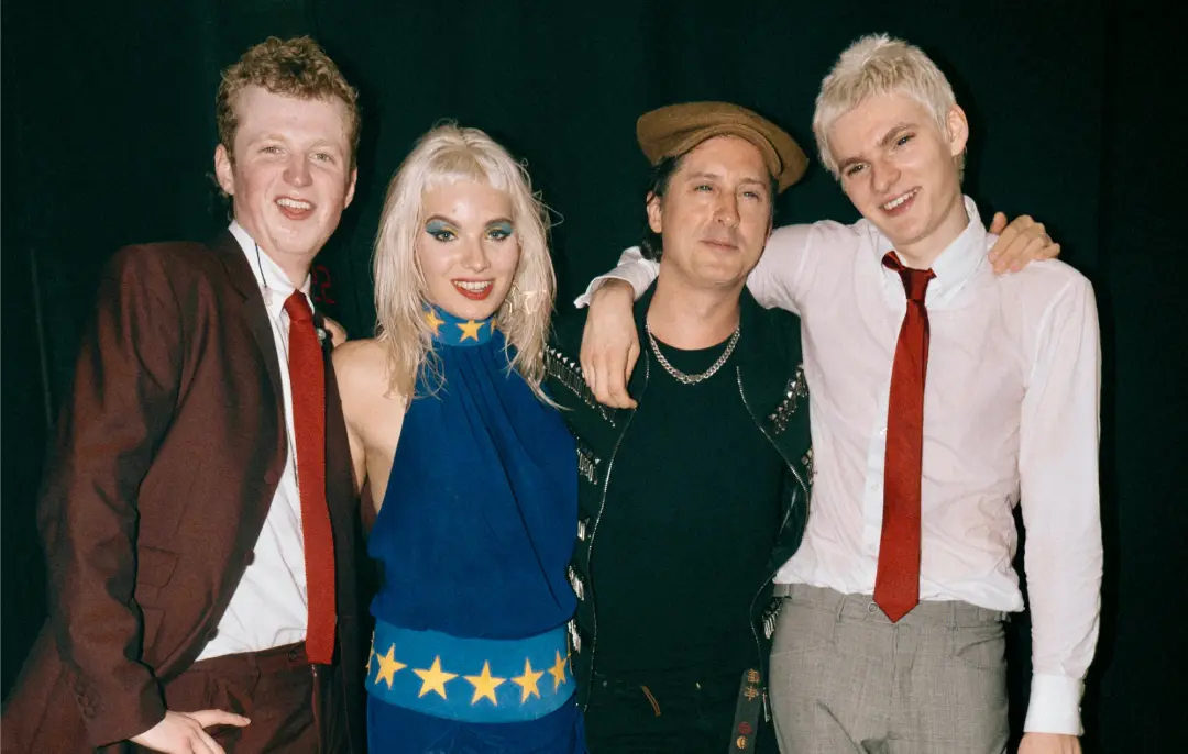 Carl Barât e The Molotovs tocaram What A Waster em Londres no O2 Forum Kentish Town. A colaboração traz uma energia pun…